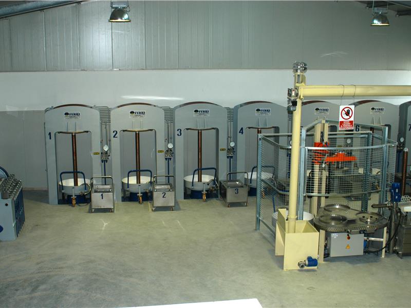 Sistema tradicional con 7 prensas MACCHINE OLEARIE FERRI srl