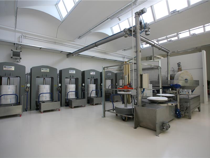 Sistema tradicional con 6 prensas MACCHINE OLEARIE FERRI srl