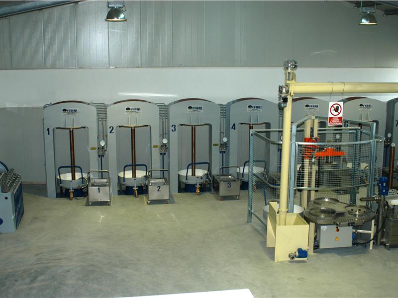 Traditional installation with 7 presses - MACCHINE OLEARIE FERRI srl