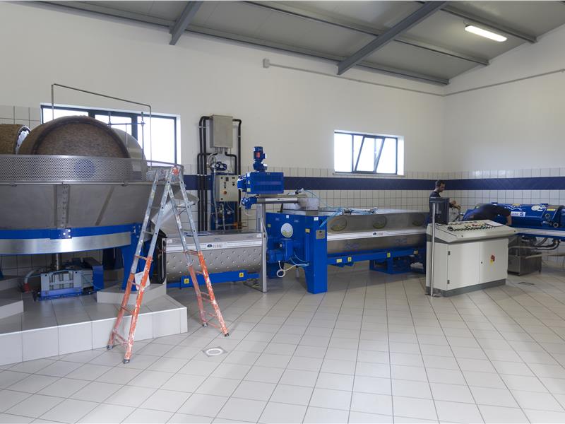 Linea continua con macina - MACCHINE OLEARIE FERRI srl